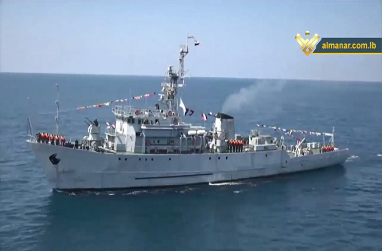 Trong ảnh là tàu quét mìn lớp Natya của Hải quân Syria tham gia duyệt binh trên Địa Trung Hải, nó có lượng giãn nước vào khoảng 873 tấn, dài 61 mét và có thủy thủ đoàn 68 người. Vũ khí trang bị trên tàu chiến này chỉ có hai hải pháo 30 mm AK-230, hai hải pháo 25mm 2М-3М và một tổ hợp rocket chống ngầm RBU1200. Nguồn ảnh: almanar.com.