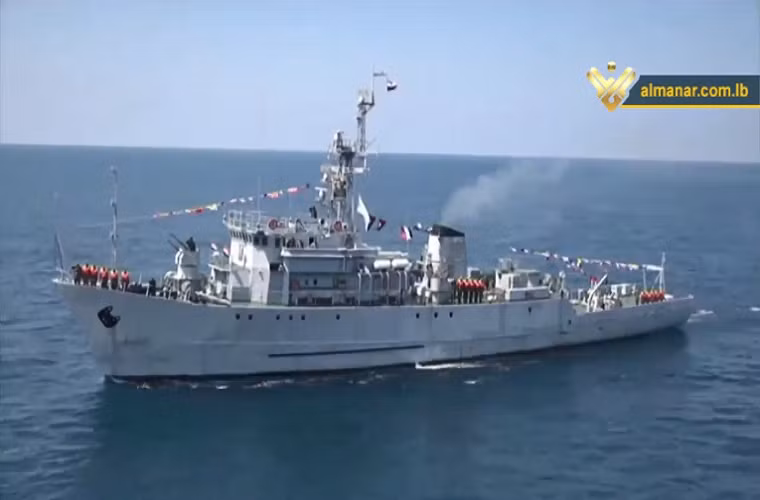 Trong ảnh là tàu quét mìn lớp Natya của Hải quân Syria tham gia duyệt binh trên Địa Trung Hải, nó có lượng giãn nước vào khoảng 873 tấn, dài 61 mét và có thủy thủ đoàn 68 người. Vũ khí trang bị trên tàu chiến này chỉ có hai hải pháo 30 mm AK-230, hai hải pháo 25mm 2М-3М và một tổ hợp rocket chống ngầm RBU1200. Nguồn ảnh: almanar.com.