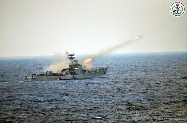 Tàu hộ vệ chống ngầm Petya của Syria khai hỏa dàn rocket chống ngầm RBU6000. Nguồn ảnh: SANA.