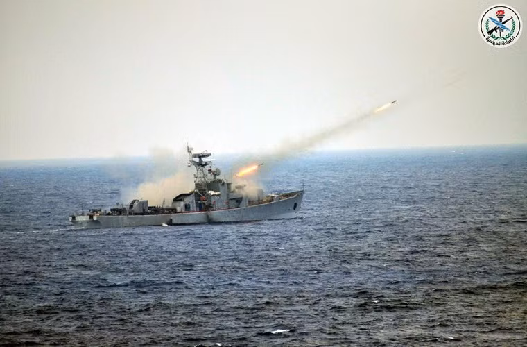Tàu hộ vệ chống ngầm Petya của Syria khai hỏa dàn rocket chống ngầm RBU6000. Nguồn ảnh: SANA.