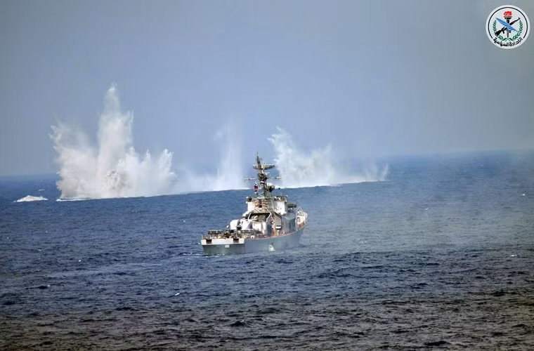 Tàu hộ vệ chống ngầm Petya của Hải quân Syria diễn tập bắn đạn thật trên biển ngay sau lễ duyệt binh hôm 29/9. Nguồn ảnh: SANA.