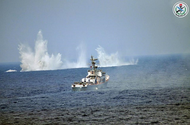 Tàu hộ vệ chống ngầm Petya của Hải quân Syria diễn tập bắn đạn thật trên biển ngay sau lễ duyệt binh hôm 29/9. Nguồn ảnh: SANA.