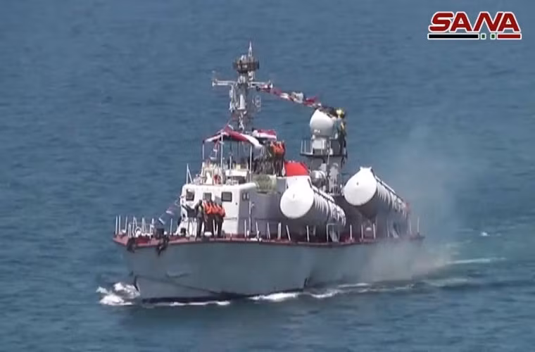 Tính tới thời điểm hiện tại, Hải quân Syria có trong biên chế trên dưới 50 tàu chiến các loại trong đó chỉ có vỏn vẹn hai tàu hộ vệ chống ngầm, còn lại hầu hết là tàu tuần tra, tàu quét mìn hoặc tàu tấn công nhanh mang tên lửa. Có thể thấy so với Lục quân và Không quân, Hải quân Syria được trang bị khá khiếm tốn thậm chí không có chỗ đứng trong khu vực. Nguồn ảnh: SANA.