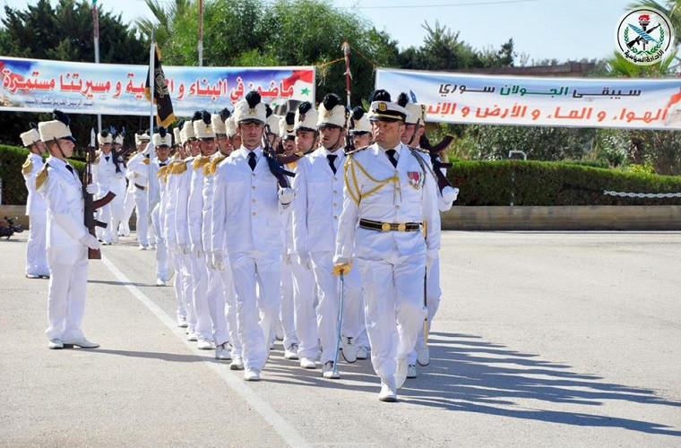 Cả hai cuộc diễu binh trên đều có sự tham dự của các quan chức Bộ Quốc phòng Syria cùng một số tướng lĩnh đại diện các lực lượng vũ trang Nga đang triển khai tại nước này. Trong lễ duyệt binh trên biển hầu hết các tàu chiến và máy bay hiện đại nhất của Hải quân Syria đều xuất hiện nhằm chứng minh sức sống mãnh liệt của lực lượng này sau 7 năm xung đột. Nguồn ảnh: SANA.