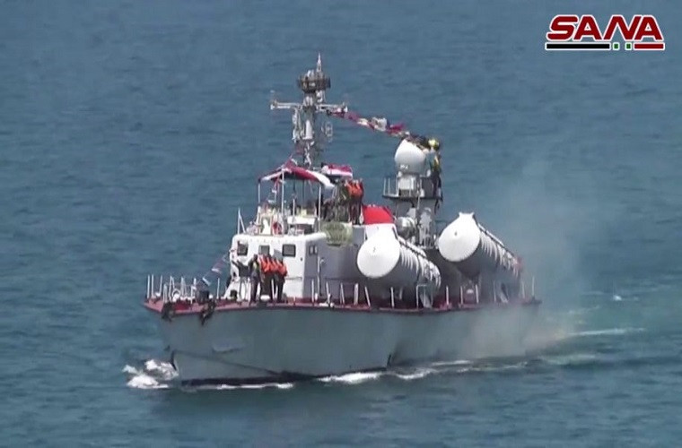 Tính tới thời điểm hiện tại, Hải quân Syria có trong biên chế trên dưới 50 tàu chiến các loại trong đó chỉ có vỏn vẹn hai tàu hộ vệ chống ngầm, còn lại hầu hết là tàu tuần tra, tàu quét mìn hoặc tàu tấn công nhanh mang tên lửa. Có thể thấy so với Lục quân và Không quân, Hải quân Syria được trang bị khá khiếm tốn thậm chí không có chỗ đứng trong khu vực. Nguồn ảnh: SANA.
