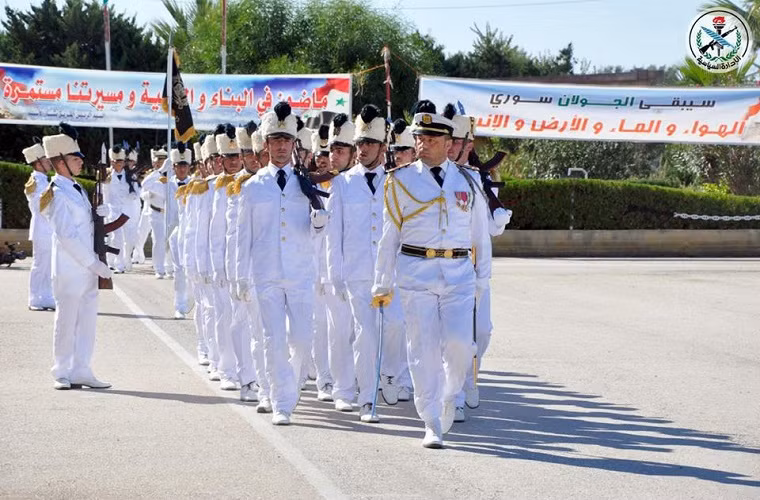 Cả hai cuộc diễu binh trên đều có sự tham dự của các quan chức Bộ Quốc phòng Syria cùng một số tướng lĩnh đại diện các lực lượng vũ trang Nga đang triển khai tại nước này. Trong lễ duyệt binh trên biển hầu hết các tàu chiến và máy bay hiện đại nhất của Hải quân Syria đều xuất hiện nhằm chứng minh sức sống mãnh liệt của lực lượng này sau 7 năm xung đột. Nguồn ảnh: SANA.