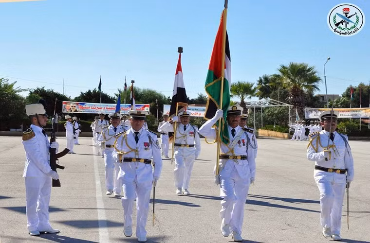 Việc Hải quân Syria tổ chức duyệt binh quy mô trên biển Địa Trung Hải được xem là động thái khá bất ngờ trong bối cảnh Bộ Quốc phòng Nga cáo buộc các lực lượng Mỹ ở Trung Đông đang được huy động nhằm chuẩn bị cho một cuộc tấn công khác vào Syria, theo kịch bản cũ với các cáo buộc sử dụng vũ khí hóa học nhắm vào dân thường. Nguồn ảnh: SANA.