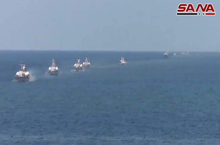 Quay lại với cuộc duyệt binh hải quân của Syria, lễ duyệt binh này có sự góp mặt của hầu hết tàu chiến chủ lực của Syria hiện tại như các tên lửa Osa-II, tàu tấn công nhanh Tir II (IPS 18), tàu quét mìn lớp Yevgenya và cả tàu quét mìn lớp Natya (một trong những tàu chiến lớn nhất của Syria), bên cạnh đó còn có sự xuất hiện của tàu hộ vệ chống ngầm lớp Petya. Nguồn ảnh: SANA.