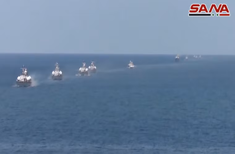 Quay lại với cuộc duyệt binh hải quân của Syria, lễ duyệt binh này có sự góp mặt của hầu hết tàu chiến chủ lực của Syria hiện tại như các tên lửa Osa-II, tàu tấn công nhanh Tir II (IPS 18), tàu quét mìn lớp Yevgenya và cả tàu quét mìn lớp Natya (một trong những tàu chiến lớn nhất của Syria), bên cạnh đó còn có sự xuất hiện của tàu hộ vệ chống ngầm lớp Petya. Nguồn ảnh: SANA.