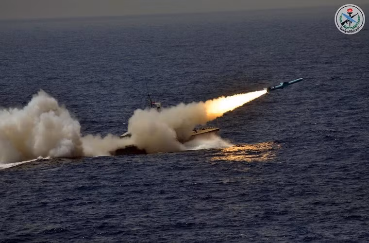 Tàu tấn công nhanh Tir II (IPS 18) của Syria do Iran chế tạo, được trang bị thêm tên lửa chống hạm Qader cũng do Iran chế tạo có tầm bắn được giới thiệu lên đến 300km. Nguồn ảnh: SANA.