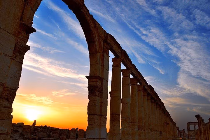 Kiến trúc cổ La Mã. Ngoài kiến trúc và cảnh quan thiên nhiên đẹp, Syria còn đang sở hữu đội bóng đá vào loại mạnh ở Tây Á, dù nước này vẫn còn xảy ra nội chiến.