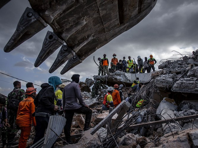 Đội cứu hộ đang tìm kiếm các nạn nhân trong một nhà thờ Hồi giáo bị đổ sập ở Tanjung trên đảo Lombok.