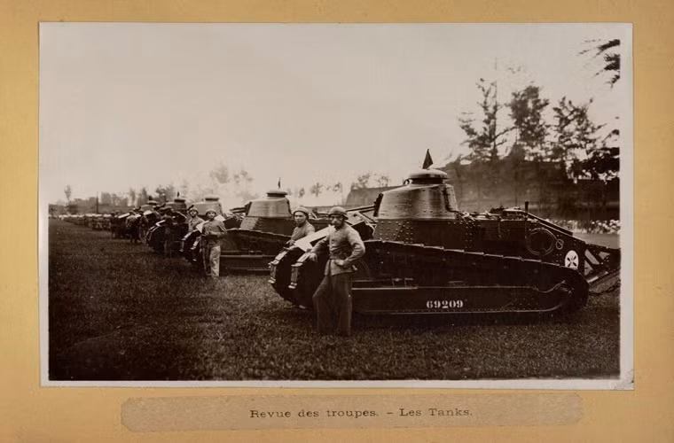 Ta có thể dễ dàng nhận xe những chiếc Renault FT-17 của quân đội thực dân Pháp với trang bị chính là súng máy 7.92mm Hotchkiss M1914. Ảnh tư liệu.