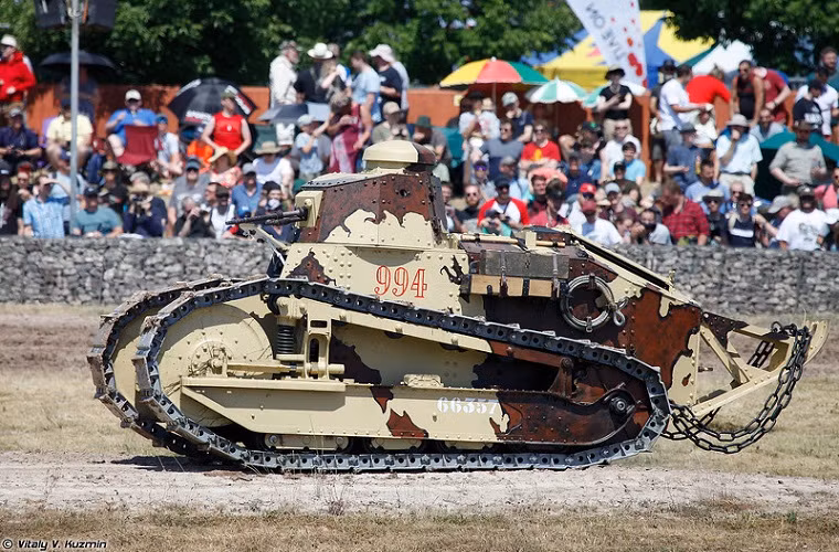 Nhược điểm lớn nhất của mẫu xe này đó là vấn đề hỏa lực. Xe có hai phiên bản sử dụng súng máy 7,92 Hotchkiss hoặc pháo pháo 37mm Puteaux SA 1918, cả hai loại này đều chỉ có tác dụng trước bộ binh đối phương và hoàn toàn bó tay trước các công sự kiên cố. Tuy nhiên, khi tham chiến ở các quốc gia thuộc địa hệ thống vũ khí trên của FT-17 gần như là toàn diện. Nguồn ảnh: Vitaly Kuzmin.