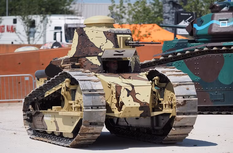 Xe tăng hạng nhẹ FT-17 cũng chỉ cần kíp chiến đấu 2 người, với một lái xe và một xạ thủ súng máy kiêm chỉ huy xe. Xe tăng này có trọng lượng tối đa cũng chỉ 7 tấn, dài 5 mét, rộng 1.74 mét và cao 2.14 mét. Nguồn ảnh: Fiveprime.