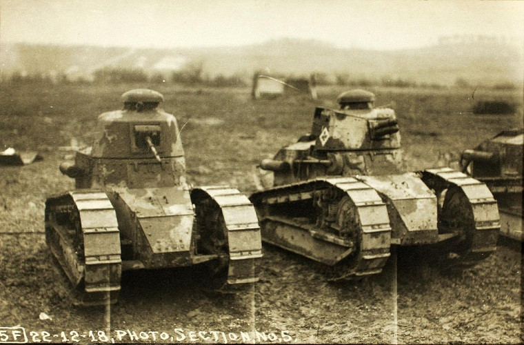 Cụ thể, thiết kế của Renault FT-17 đã giúp định hình thiết kế của hầu hết mọi loại xe tăng trên thế giới sau này, khi tháp pháo đặt ở trung tâm thân xe, phía trước là buồng lái, phía sau là buồng động cơ. Nguồn ảnh: Winds of Destiny