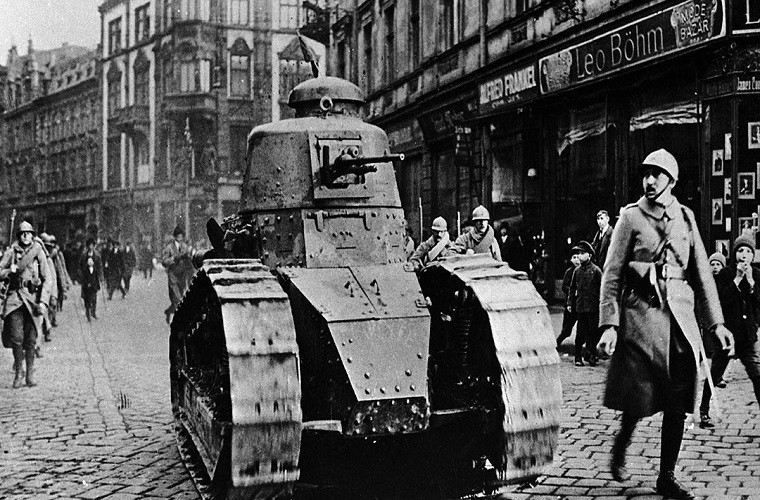 Được coi là thiết kế tăng hạng nhẹ (light tank) đầu tiên trên thế giới, Renault FT-17 được chế tạo trong năm 1917 thời điểm Chiến tranh Thế giới thứ 1 đang diễn ra ác liệt nhất. Sự xuất hiện của Renault FT-17 cũng mở ra một cuộc cách mạng mới trong công nghệ chế tạo xe tăng lúc bấy giờ. Nguồn ảnh: Forbes