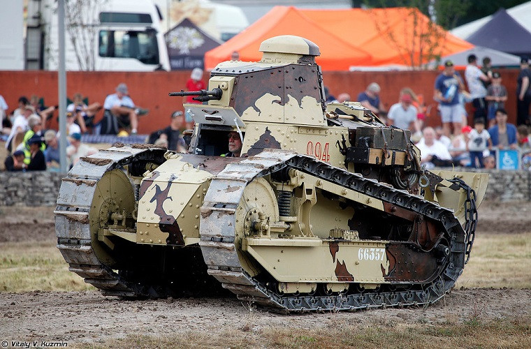 Các thế hệ xe tăng cùng thời thường được trang bị tới 4-5 khẩu pháo xung quanh xe nhằm tăng tối đa hỏa lực nhưng bù lại độ cơ động lại rất thấp. Trong khi đó xe tăng Renault FT-17 của Pháp có cùng thông số động cơ với các xe tăng hạng nặng thời bấy giờ nhưng trọng lượng chỉ bằng 1/3 giúp nó có khả năng cơ động rất lớn. Nguồn ảnh: Vitaly Kuzmin.