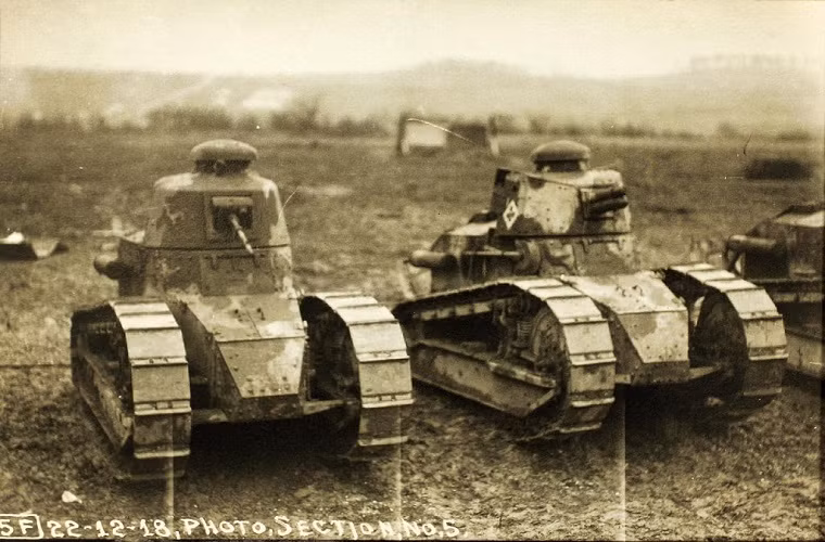 Cụ thể, thiết kế của Renault FT-17 đã giúp định hình thiết kế của hầu hết mọi loại xe tăng trên thế giới sau này, khi tháp pháo đặt ở trung tâm thân xe, phía trước là buồng lái, phía sau là buồng động cơ. Nguồn ảnh: Winds of Destiny