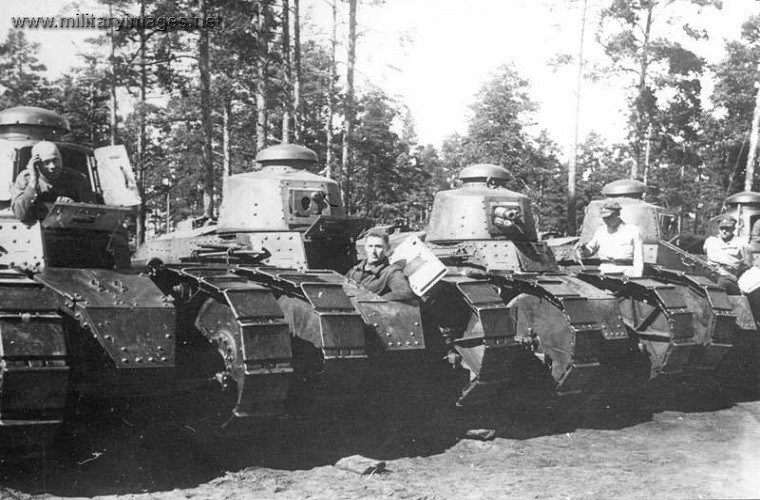 Về mặt tổng thể, việc người Pháp đưa Renault FT-17 có thể xem là điều hợp lý bởi chính thiết kế nhỏ gọn của dòng xe tăng hạng nhẹ này, mặt khác ở thời điểm mới xuất hiện xe tăng gần như là thứ vũ khí tối thượng trên chiến trường ngay cả ở châu Âu. Do đó đối với các quốc gia thuộc địa việc sử dụng những cỗ xe tăng hạng nhẹ là thích hợp hơn cả. Nguồn ảnh: forumactif.org
