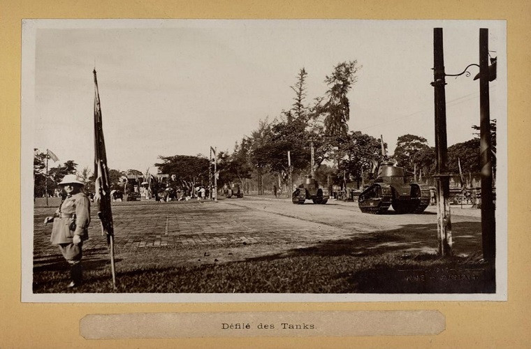 Trong đầu những năm 1930, các đơn vị xe tăng tinh nhuệ nhất của Pháp tại Đông Dương hầu hết đều tập trung tại Hà Nội và Sài Gòn, không ngừng được bổ sung trang bị trong khoảng thời gian trước khi Chiến tranh Thế giới thứ 2 nổ ra. Trong ảnh là xe tăng Renault FT-17 của Pháp duyệt binh ở Huế trong năm 1930. Ảnh tư liệu.