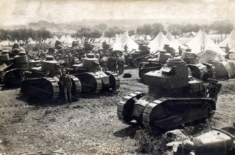 Chiếc xe tăng đầu tiên được trang bị cho Tiểu đoàn thiết giáp hạng nhẹ số 16 là Renault FT-17 do Pháp chế tạo, và từng tham chiến trên khắp các chiến trường châu Âu trong cuối Chiến tranh Thế giới thứ 1. Và dựa trên mốc thời gian (chiếc xe tăng đầu tiên trên thế giới xuất hiện trong năm 1915), thì rất có thể Renault FT-17 là chiếc xe tăng đầu tiên lăn bánh ở Việt Nam. Nguồn ảnh: forumactif.org