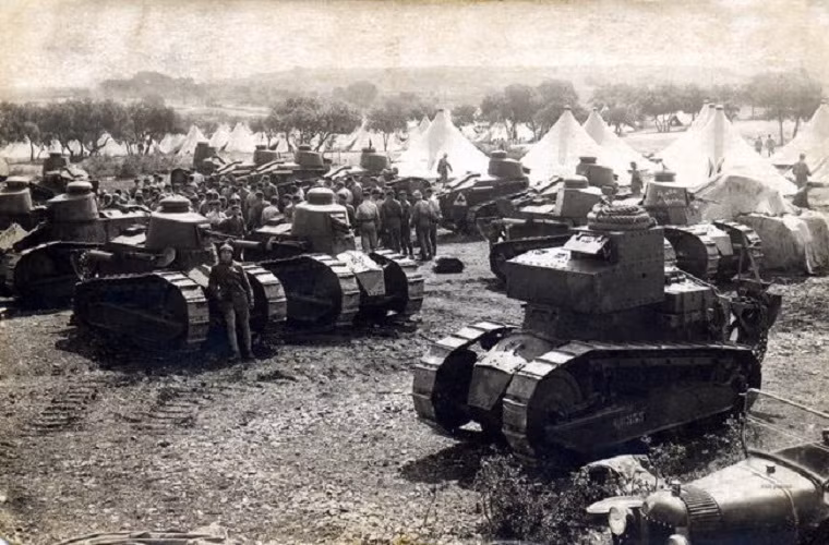 Chiếc xe tăng đầu tiên được trang bị cho Tiểu đoàn thiết giáp hạng nhẹ số 16 là Renault FT-17 do Pháp chế tạo, và từng tham chiến trên khắp các chiến trường châu Âu trong cuối Chiến tranh Thế giới thứ 1. Và dựa trên mốc thời gian (chiếc xe tăng đầu tiên trên thế giới xuất hiện trong năm 1915), thì rất có thể Renault FT-17 là chiếc xe tăng đầu tiên lăn bánh ở Việt Nam. Nguồn ảnh: forumactif.org