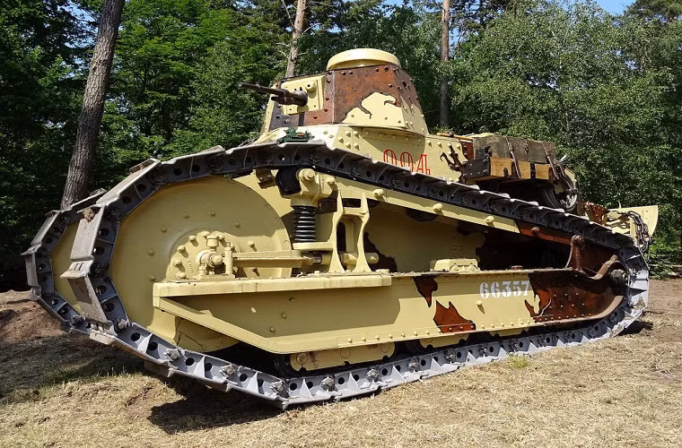 Giống như hầu hết các dòng xe tăng cùng thời, Renault FT-17 cũng sử dụng động cơ xăng được làm mát bằng nước có công suất chỉ vỏn vẹn 39 mã lực dù vậy nó vẫn có thể di chuyển với vận tốc 7,7km/h với tầm hoạt động hơn 35km. Nguồn ảnh: Fiveprime.