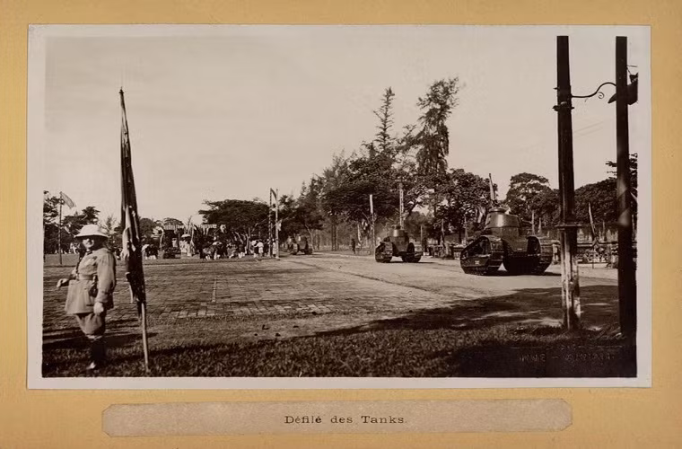 Trong đầu những năm 1930, các đơn vị xe tăng tinh nhuệ nhất của Pháp tại Đông Dương hầu hết đều tập trung tại Hà Nội và Sài Gòn, không ngừng được bổ sung trang bị trong khoảng thời gian trước khi Chiến tranh Thế giới thứ 2 nổ ra. Trong ảnh là xe tăng Renault FT-17 của Pháp duyệt binh ở Huế trong năm 1930. Ảnh tư liệu.