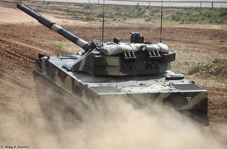 Có một điểm đáng lưu tâm, 2S25 Sprut-SD được phân hạng là pháo tự hành chống tăng, tuy nhiên các tính năng của nó giống với một xe tăng hạng nhẹ. Thực tế, nhà máy Volgograd cũng chỉ định 2S25 Sprut-SD cho vai trò chống tăng, tiêu diệt bộ binh, công phá công sự phòng ngự yểm trợ trong các chiến dịch đổ bộ đường không và đổ bộ đường biển. Nó có sức mạnh của một xe tăng chiến đấu chủ lực, tính cơ động và khả năng bơi lội của xe tăng bơi hoặc xe chiến đấu bộ binh. Nguồn ảnh: Vitaly Kuzmin.