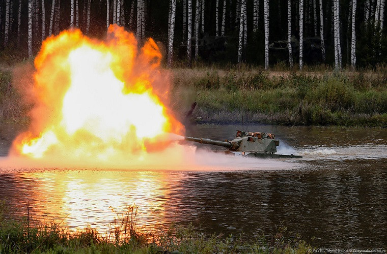 Hình ảnh 2S25 Sprut-SD vừa di chuyển dưới nước vừa bắn, điều mà không phải mẫu pháo chống tăng nào cũng có thể làm được. Nguồn ảnh: oruzhie.info.