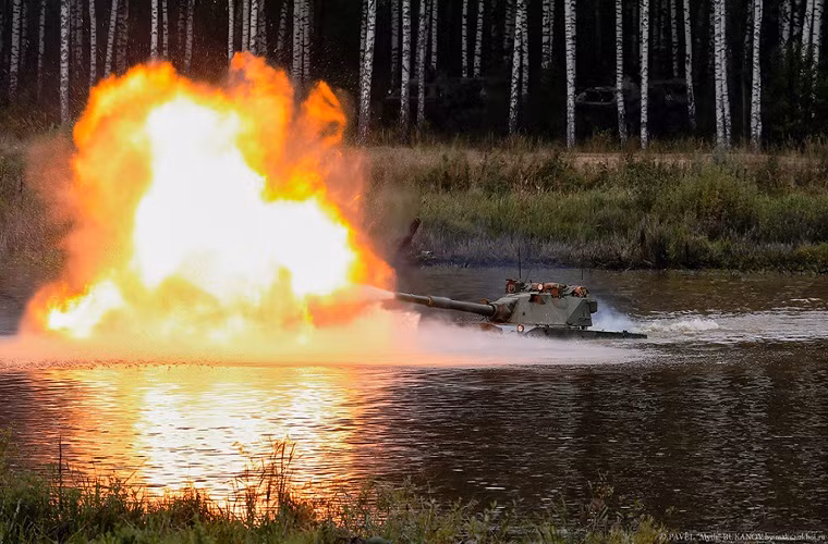Hình ảnh 2S25 Sprut-SD vừa di chuyển dưới nước vừa bắn, điều mà không phải mẫu pháo chống tăng nào cũng có thể làm được. Nguồn ảnh: oruzhie.info.