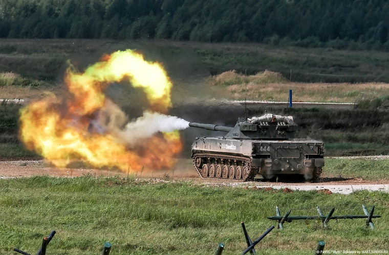 Về mặt hỏa lực, Sprut-SD được vũ trang bằng pháo nòng trơn 2A75 125mm – sức mạnh tương đương khẩu 2A46M trên dòng xe tăng T-72/80/90. Pháo 2A75 125mm tích hợp cả hệ thống nạp đạn tự động đảm bảo tốc độ bắn tối đa lên tới 6-8 phát/phút với đạn thông thường và cả đạn tên lửa chống tăng. Hệ thống nạp đạn tự động với cơ số 40 viên, trong đó có 22 viên nằm sẵn trong hệ thống nạp tự động, 18 viên dự trữ ở khoang phía sau. Nguồn ảnh: oruzhie.info.