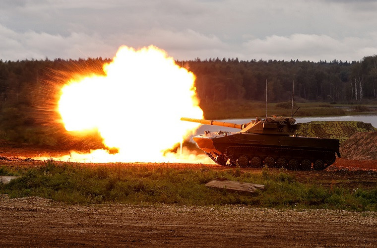 Tầm bắn sử dụng đạn xuyên giáp APFSDS trên 2A75 (có thể tiêu diệt xe tăng, xe bọc thép hiện đại) lên tới 2.000m, với đạn nổ phá mảnh lên tới 12,2km. Pháo 2A75 có thể bắn tên lửa chống tăng 9M119 Svir qua nòng, tầm bắn lên tới 4-5km, dùng hệ thống dẫn hướng bán tự động laser. Nguồn ảnh: oruzhie.info.