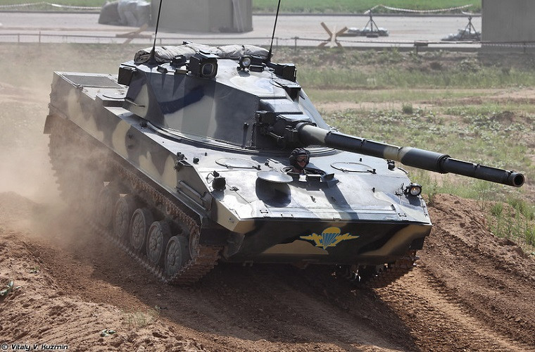 Trong khi đó ở thời điểm hiện tại Quân đội Nga chỉ mới trang bị Sprut-SDM1 cho lực lượng đổ bộ đường không (VDV) của nước này, và đóng vai trò như phương tiện hỗ trợ hỏa lực chiến trường mạnh nhất trong biên chế VDV. Sức mạnh của Sprut-SDM1 cũng đã được chứng minh qua nhiều lần xuất hiện trong hàng ngũ VDV với hỏa lực áp đảo cả lực lượng xe tăng đối phương. Nguồn ảnh: Vitaly Kuzmin.