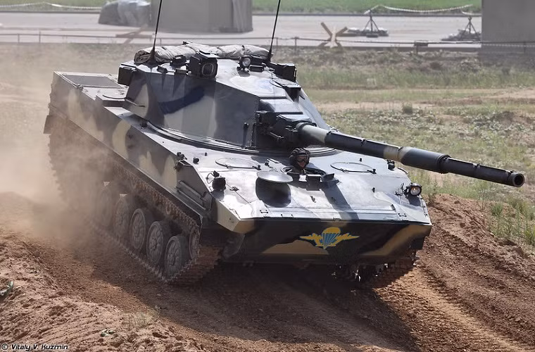 Trong khi đó ở thời điểm hiện tại Quân đội Nga chỉ mới trang bị Sprut-SDM1 cho lực lượng đổ bộ đường không (VDV) của nước này, và đóng vai trò như phương tiện hỗ trợ hỏa lực chiến trường mạnh nhất trong biên chế VDV. Sức mạnh của Sprut-SDM1 cũng đã được chứng minh qua nhiều lần xuất hiện trong hàng ngũ VDV với hỏa lực áp đảo cả lực lượng xe tăng đối phương. Nguồn ảnh: Vitaly Kuzmin.