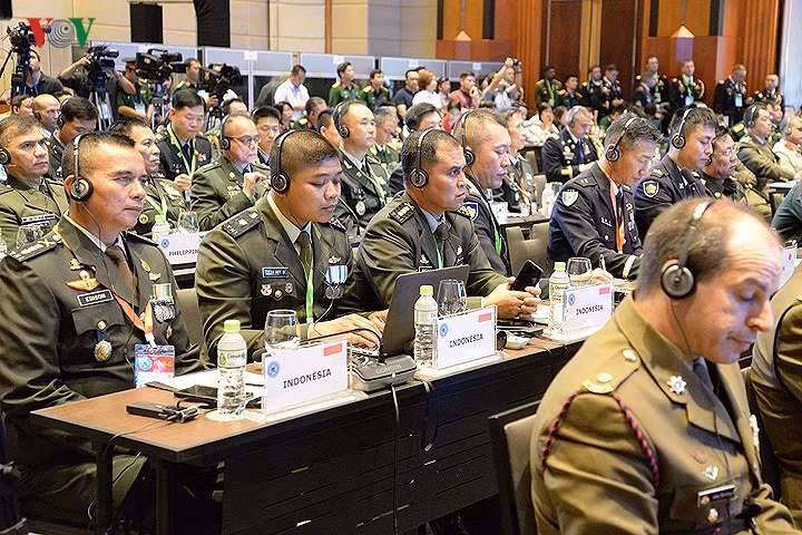Các đại biểu của quân đội Indonesia (hàng 2 từ phải sang, bên trái).