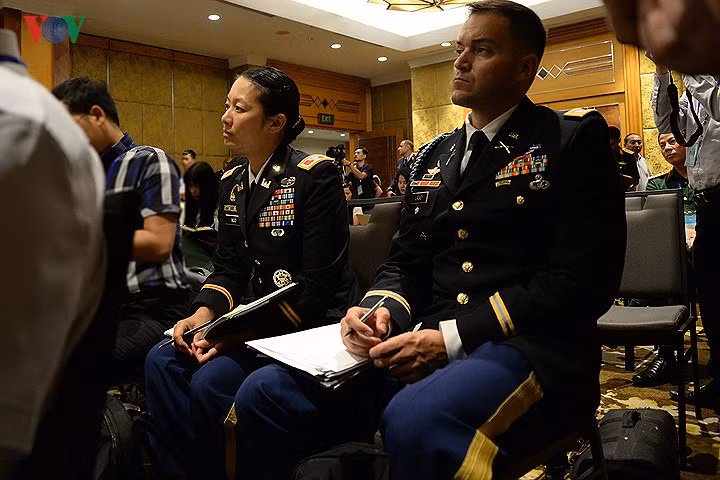 Các quân nhân thuộc lực lượng lục quân Mỹ tham dự họp báo sau lễ khai mạc PAMS-42.