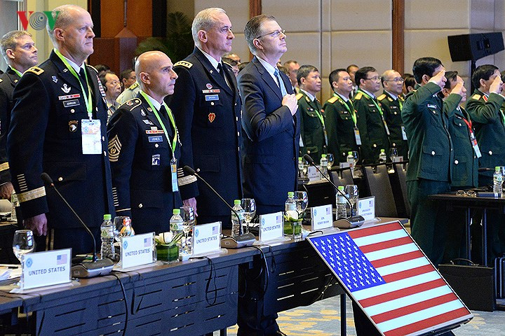 Phần cử quốc thiều Mỹ trong lễ Khai mạc Hội thảo. Trong ảnh là Đại sứ Mỹ tại Việt Nam Daniel Kritenbrink (người đặt tay lên tim) và Đại tướng Mỹ Robert B. Brown (người đứng sát Đại sứ Mỹ).