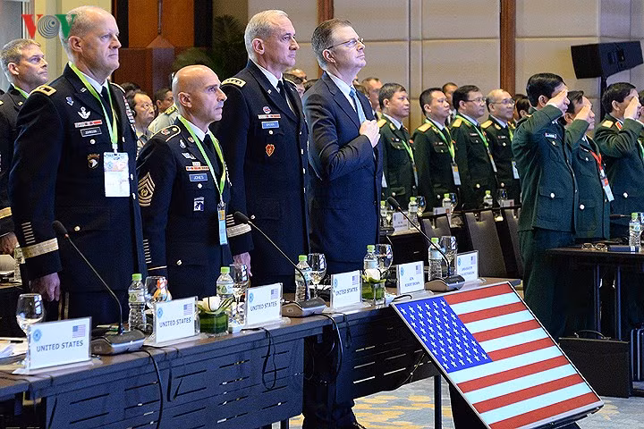 Phần cử quốc thiều Mỹ trong lễ Khai mạc Hội thảo. Trong ảnh là Đại sứ Mỹ tại Việt Nam Daniel Kritenbrink (người đặt tay lên tim) và Đại tướng Mỹ Robert B. Brown (người đứng sát Đại sứ Mỹ).