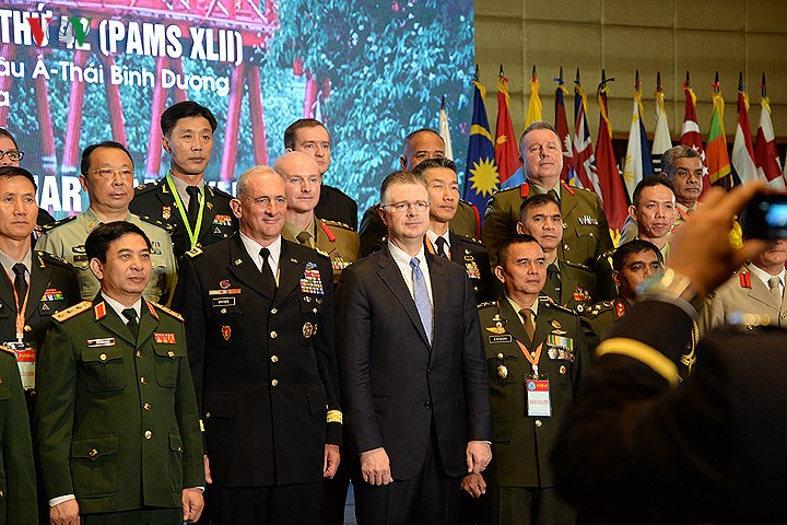 Đại sứ Mỹ tại Việt Nam và Tư lệnh Bộ Tư lệnh Lục quân Thái Bình Dương của Mỹ chụp ảnh lưu niệm với Tổng Tham mưu trưởng quân đội Việt Nam và quan chức quân sự các nước khác.