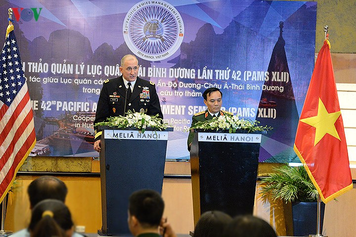 Tướng Brown trả lời phỏng vấn của báo chí. Về phần mình, sau đó Thượng tướng Phạm Hồng Hương nêu bật tính tích cực, chủ động của quân đội Việt Nam trong công tác chuẩn bị cho phòng chống và khắc phục thiên tai, cứu hộ cứu nạn.