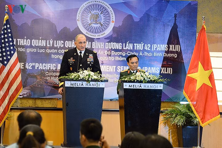 Tướng Brown trả lời phỏng vấn của báo chí. Về phần mình, sau đó Thượng tướng Phạm Hồng Hương nêu bật tính tích cực, chủ động của quân đội Việt Nam trong công tác chuẩn bị cho phòng chống và khắc phục thiên tai, cứu hộ cứu nạn.