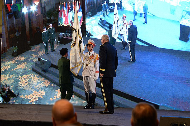 Nghi lễ trao cờ. Hội thảo PAMS-42 có chủ đề “Hợp tác giữa Lục quân các nước khu vực Ấn Độ Dương-châu Á-Thái Bình Dương trong Hỗ trợ nhân đạo, cứu trợ thảm họa”.