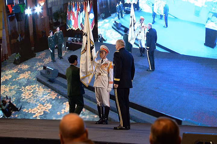 Nghi lễ trao cờ. Hội thảo PAMS-42 có chủ đề “Hợp tác giữa Lục quân các nước khu vực Ấn Độ Dương-châu Á-Thái Bình Dương trong Hỗ trợ nhân đạo, cứu trợ thảm họa”.