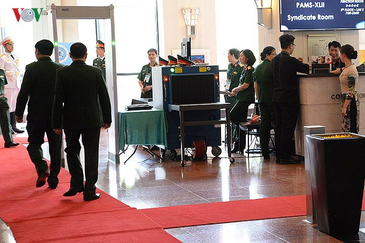 Hệ thống máy quét thiết bị kim loại bố trí ở lối vào sảnh tổ chức Hội thảo PAMS-42.