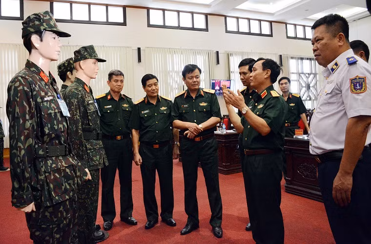 Theo đó trong hôm 24/8, Thượng tướng Phạm Hồng Hương, Phó tổng Tham mưu trưởng Quân đội nhân dân Việt Nam đã chủ trì Hội nghị thống nhất mẫu quân phục dã chiến năm 2018 do Bộ Tổng tham mưu tổ chức nhằm đánh giá các mẫu quân phục dã chiến mới cho chiến hạ sĩ quan, binh sĩ năm 2018. Nguồn ảnh: Quân đội Nhân dân.