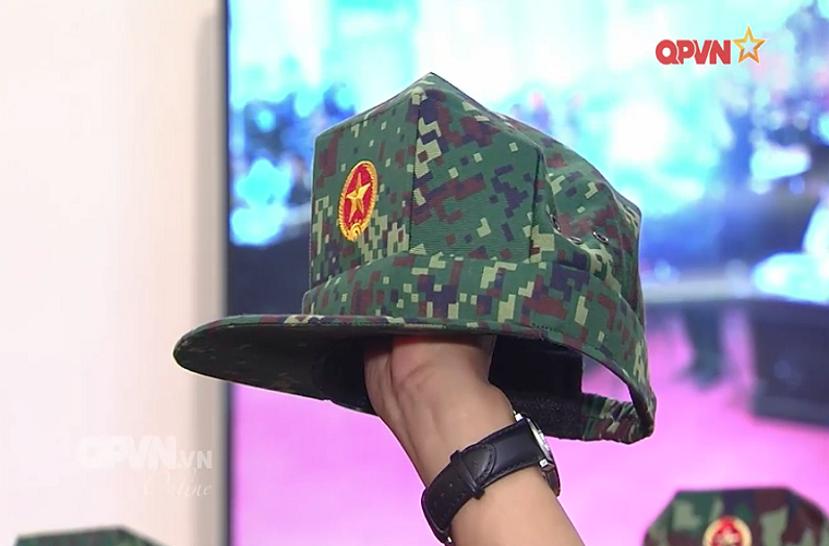 Cụ thể ba phương án quân phục dã chiến 2018 gồm: Phương án 1, sử dụng họa tiết của trang phục dã chiến in loang giống của đặc công nhưng sử dụng màu sắc theo màu Lục quân - Biên phòng và quân binh chủng; Phương án 2, sử dụng họa tiết in kiểu đám mây điện toán và Phương án 3, bố cục và màu sắc in loang như đã thấy trên quân phục dã chiến K17 đang được thử nghiệm trong toàn quân với chất màu đậm hơn. Nguồn ảnh: QPVN.