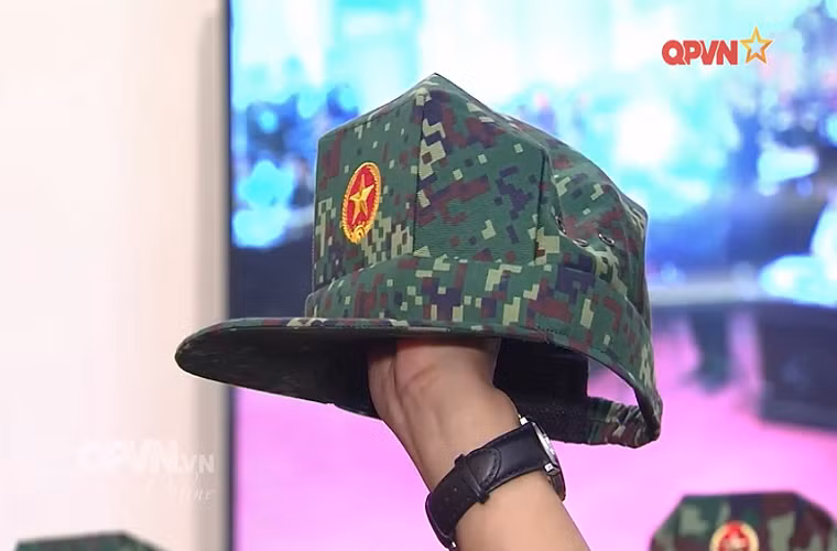 Cụ thể ba phương án quân phục dã chiến 2018 gồm: Phương án 1, sử dụng họa tiết của trang phục dã chiến in loang giống của đặc công nhưng sử dụng màu sắc theo màu Lục quân - Biên phòng và quân binh chủng; Phương án 2, sử dụng họa tiết in kiểu đám mây điện toán và Phương án 3, bố cục và màu sắc in loang như đã thấy trên quân phục dã chiến K17 đang được thử nghiệm trong toàn quân với chất màu đậm hơn. Nguồn ảnh: QPVN.