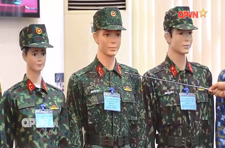 Trong ảnh là ba phương án quân phục dã chiến mới do Cục Quân nhu đề xuất lần lượng từ phải qua là Phương án 1, Phương án 2 và Phương án 3. Trong đó Phương án 2 với thiết kế digital camo khác biệt hoàn toàn với hai phương án sử dụng thiết kế duck hunter camo. Nguồn ảnh: QPVN.